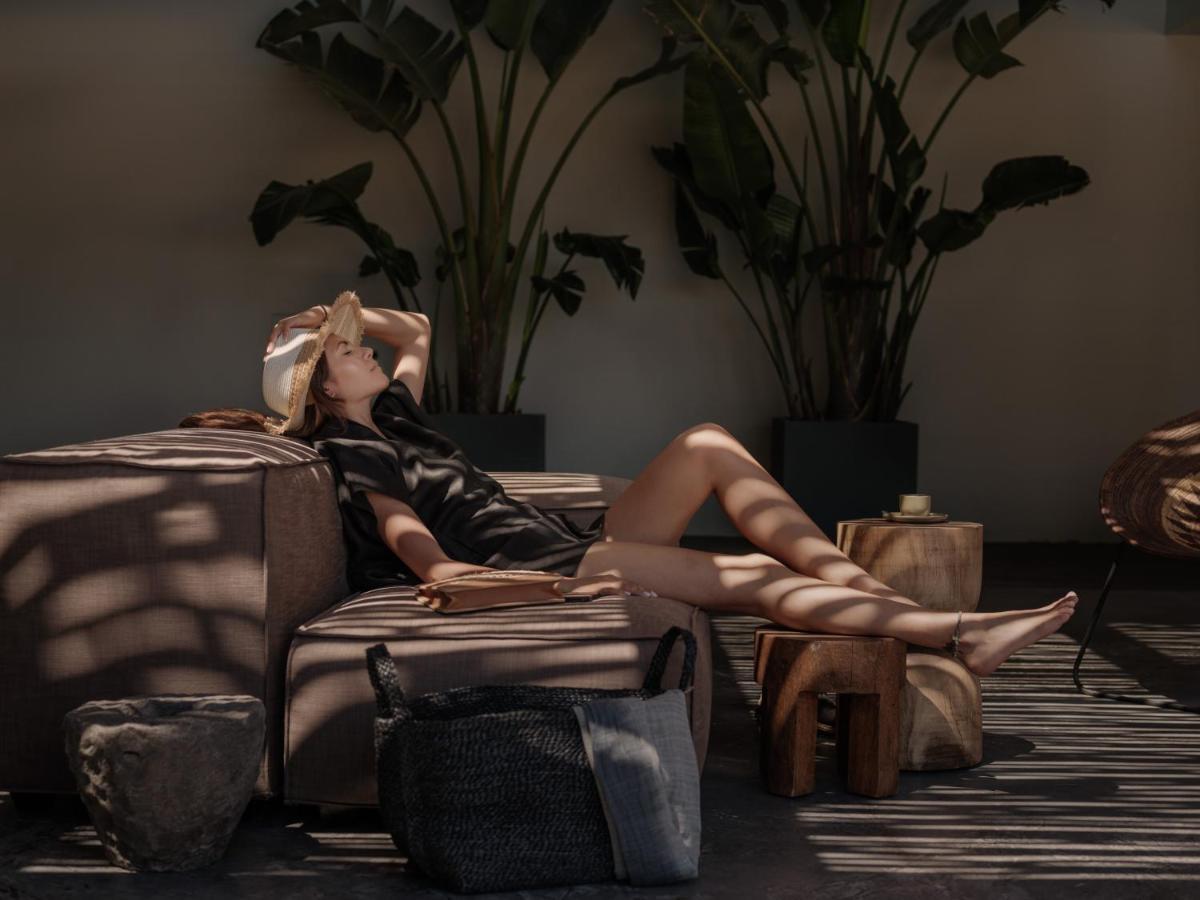 Hotel Oku Ibiza (Adults Only) Sant Antoni de Portmany Esterno foto A woman relaxing