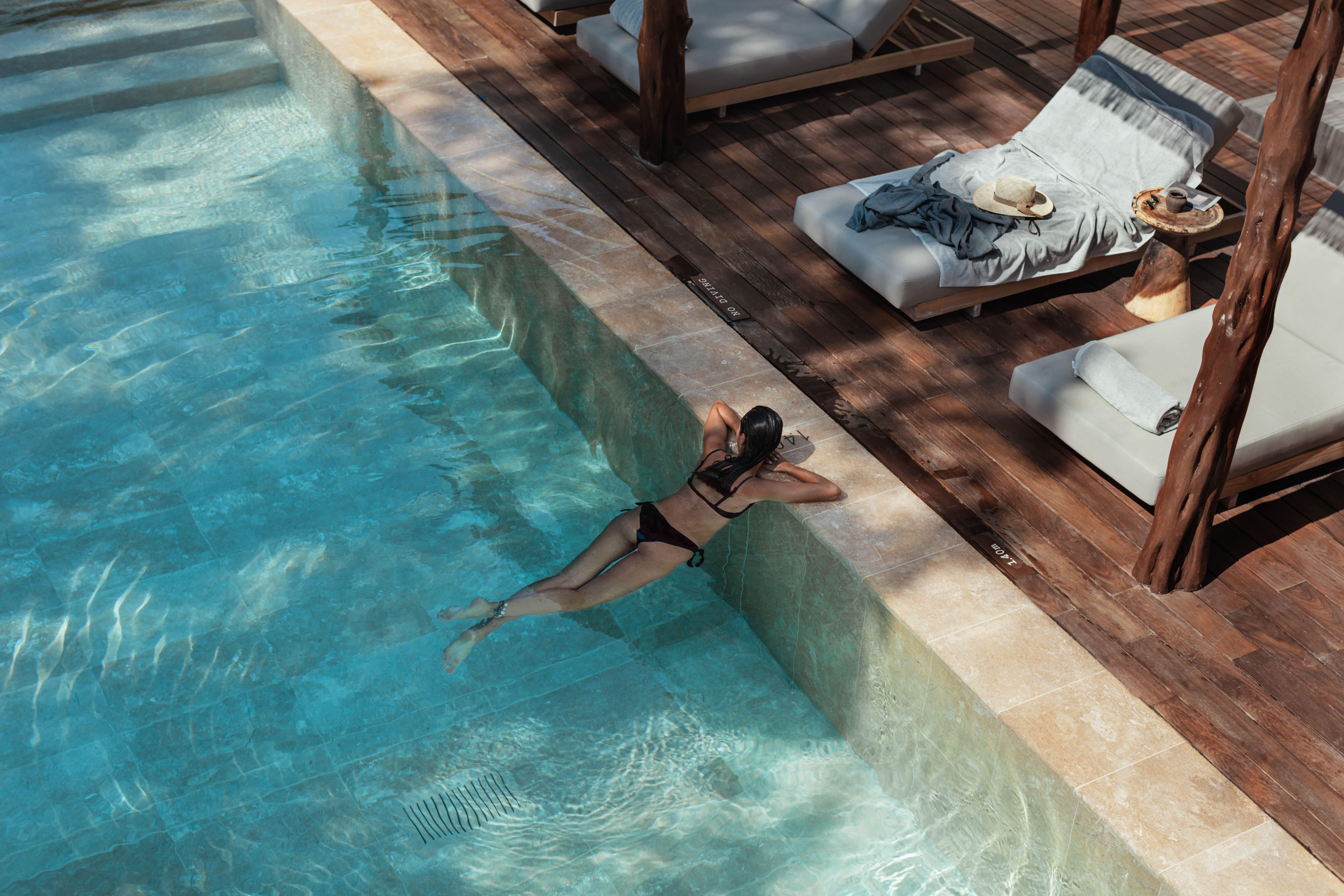 Hotel Oku Ibiza (Adults Only) Sant Antoni de Portmany Esterno foto A woman swimming in a pool