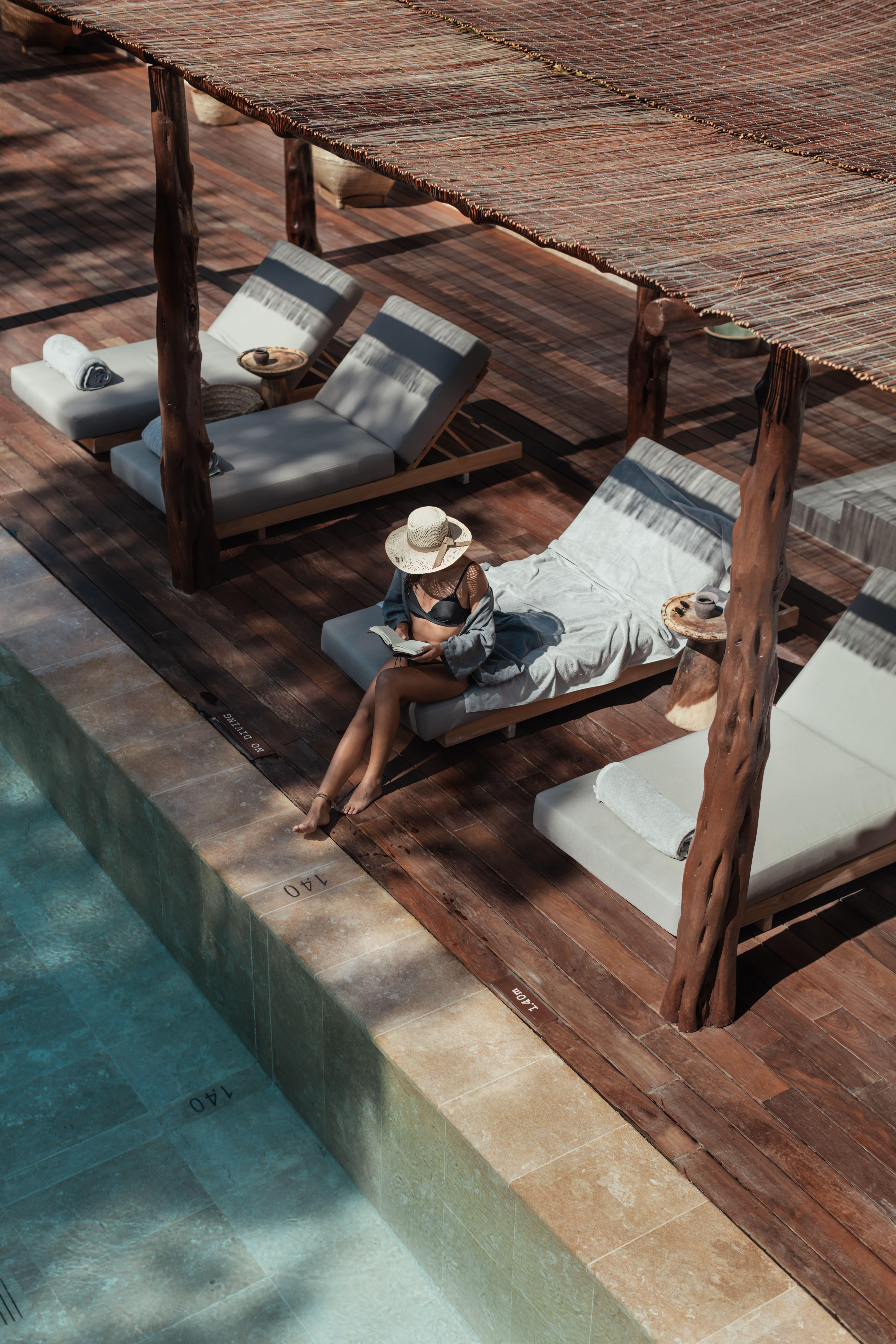 Hotel Oku Ibiza (Adults Only) Sant Antoni de Portmany Esterno foto A woman relaxing at a resort