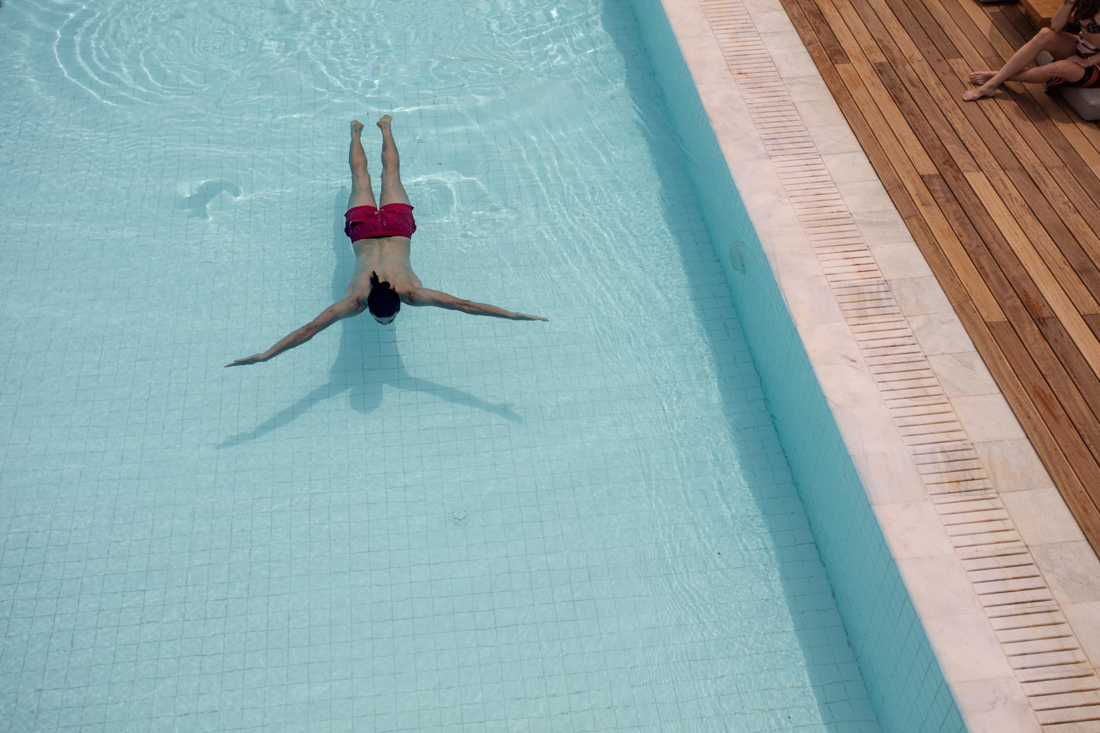 Hotel Oku Ibiza (Adults Only) Sant Antoni de Portmany Esterno foto A man floating in a swimming pool