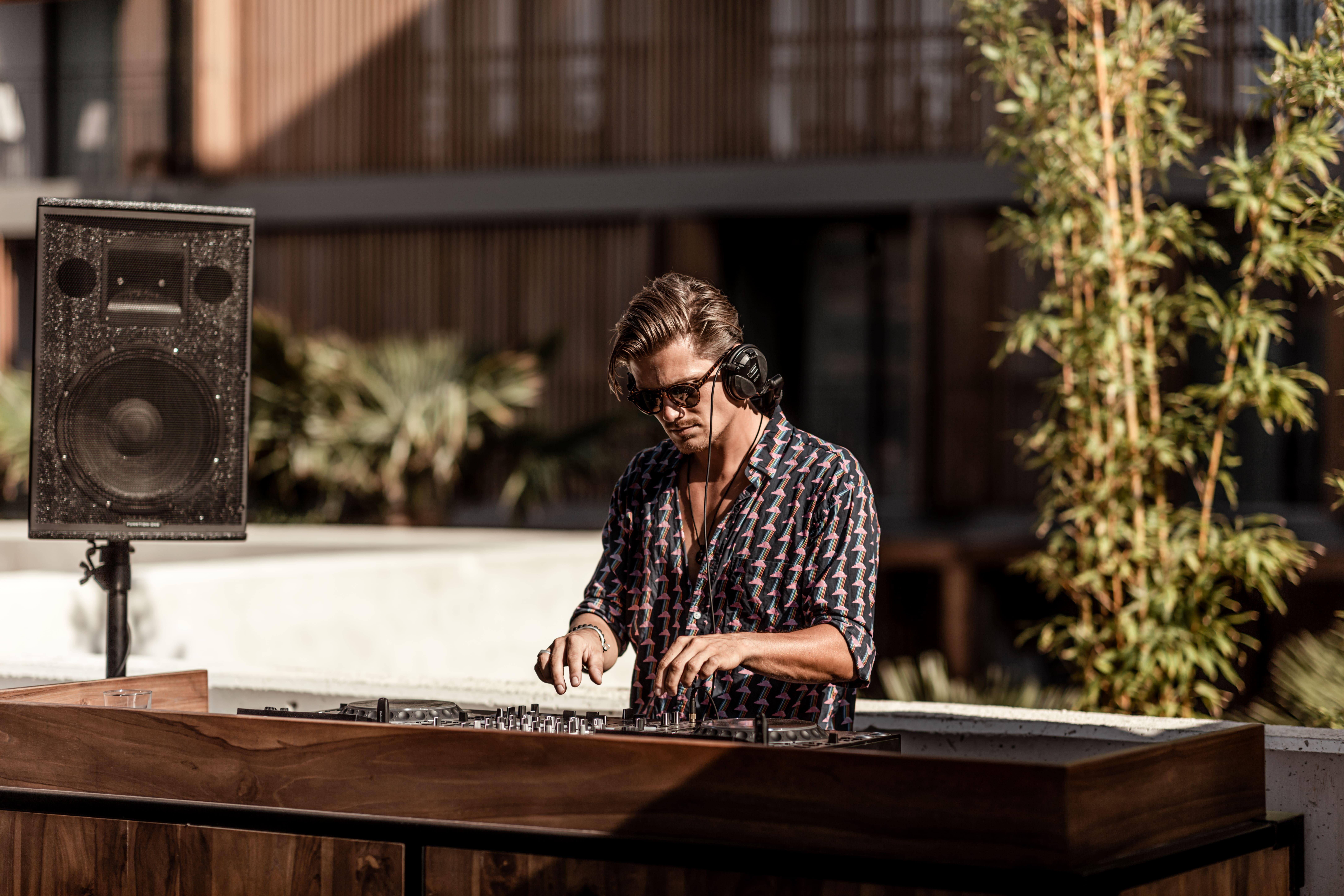 Hotel Oku Ibiza (Adults Only) Sant Antoni de Portmany Esterno foto DJ performing at a pool party