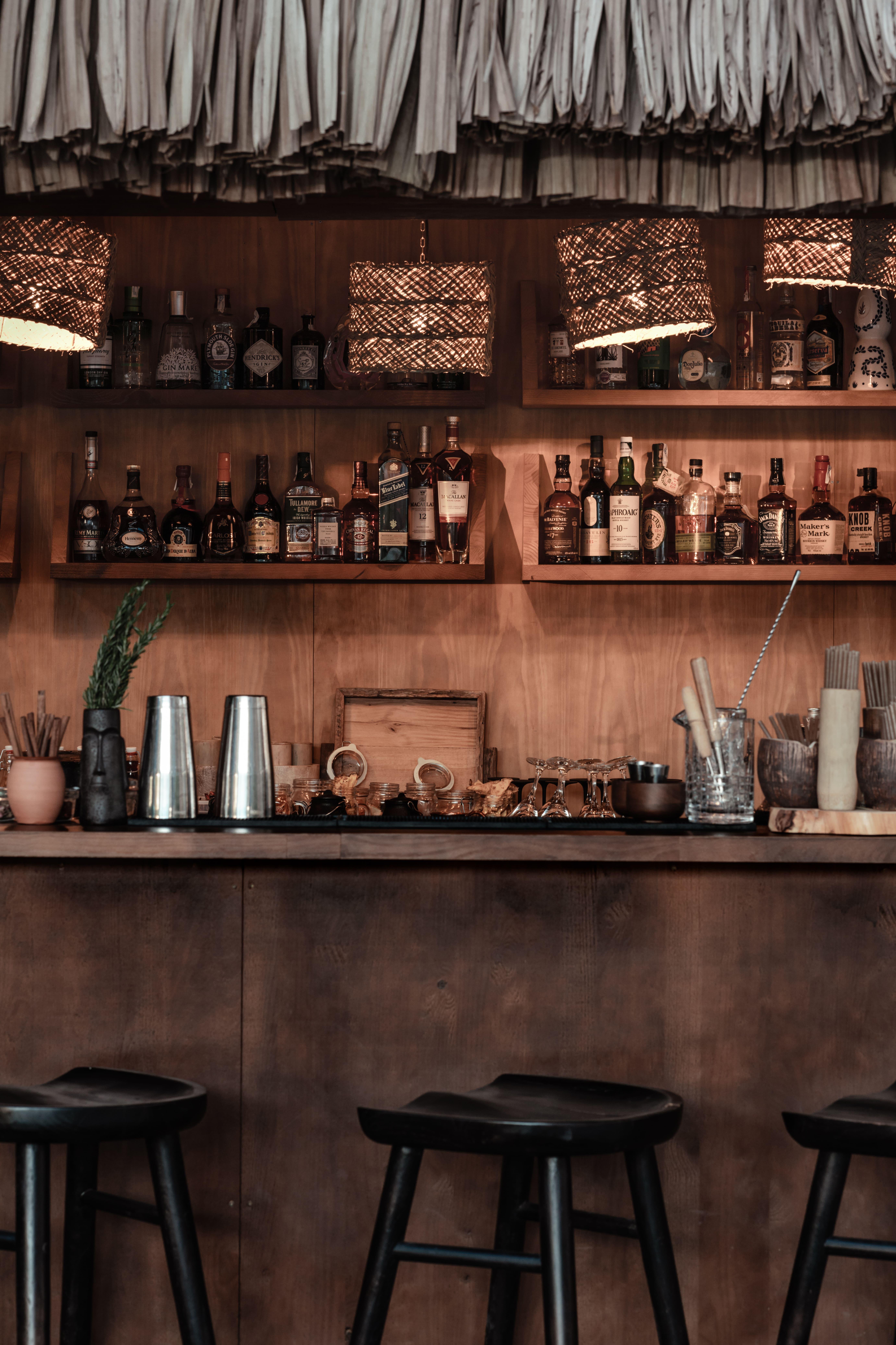 Hotel Oku Ibiza (Adults Only) Sant Antoni de Portmany Esterno foto A bar with a selection of whiskies