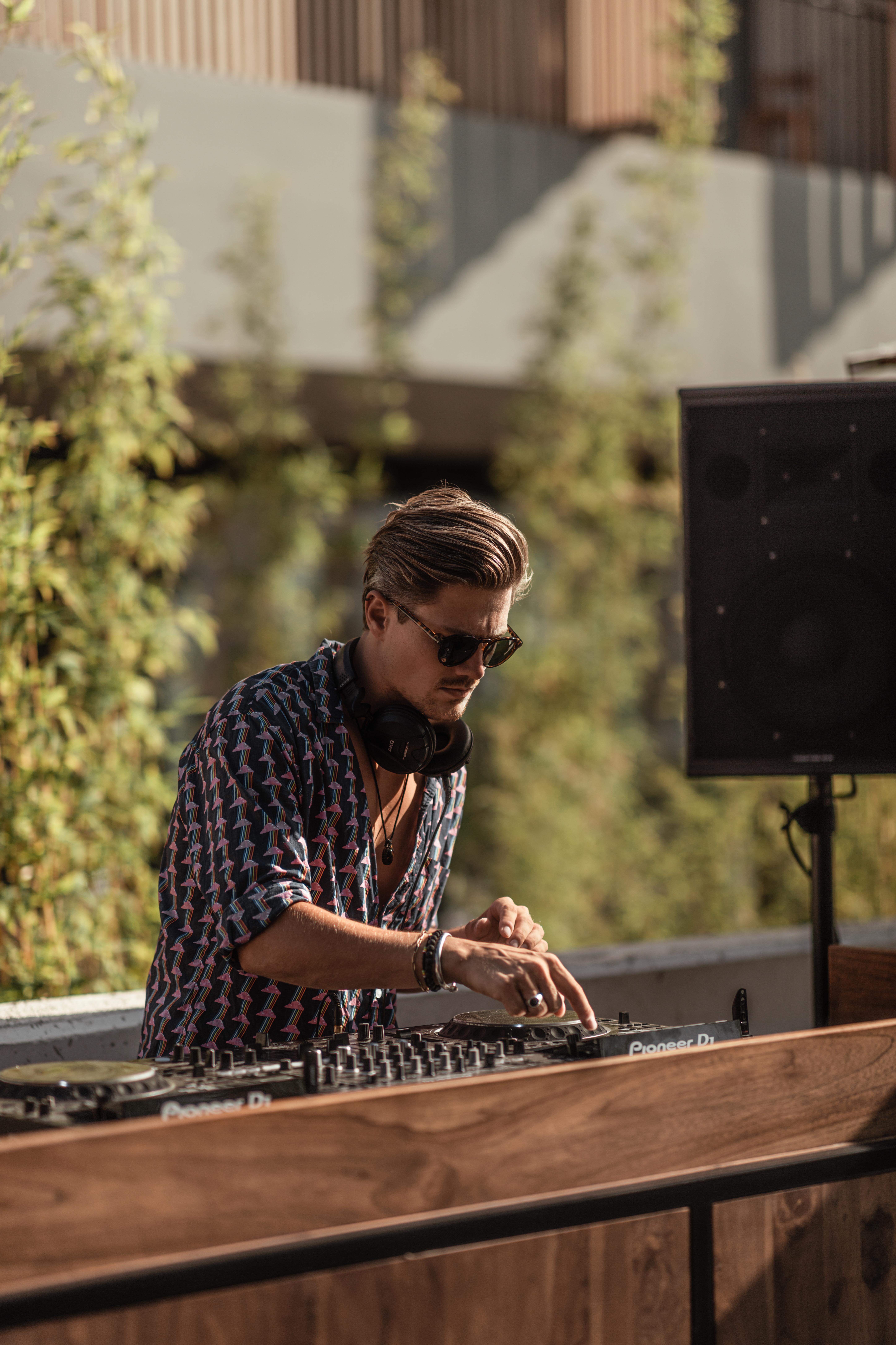 Hotel Oku Ibiza (Adults Only) Sant Antoni de Portmany Esterno foto DJ performing at a party
