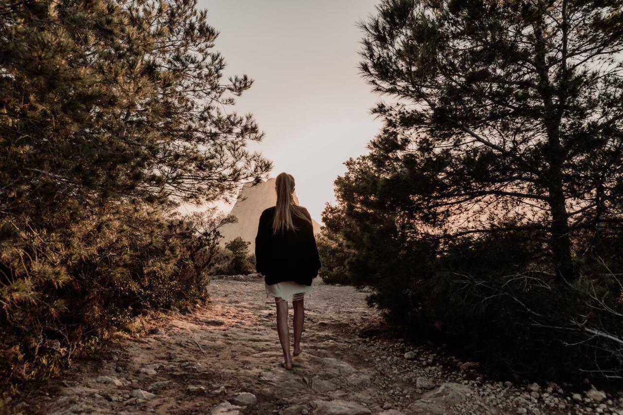 Hotel Oku Ibiza (Adults Only) Sant Antoni de Portmany Esterno foto A woman walking in the desert